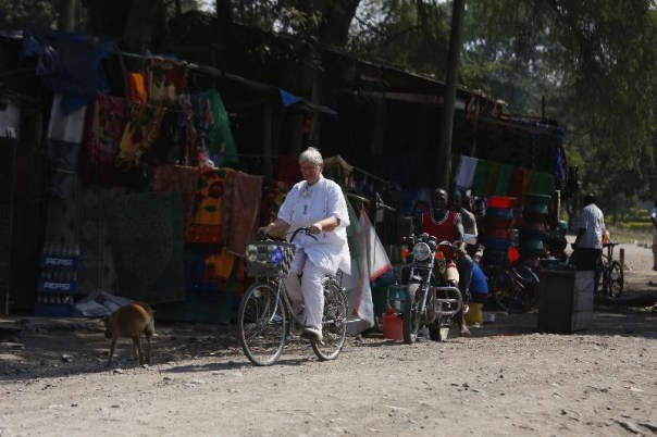 Frau Dr. Schimanowski- Thomsen mit ihrem Fahrrad /ihrem HPV auf dem Weg zum Matema Hospital